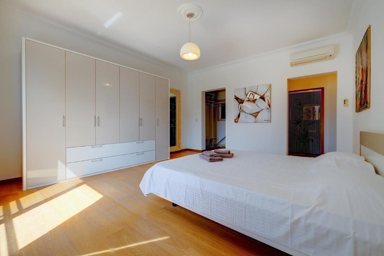 Seafront Apartment In Sliema With Pool, Upmarket Complex Exterior foto